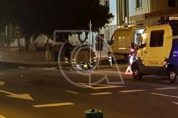 Un motorista sufre lesiones en una colisión con un coche en Lomo Cementerio (Foto TA)